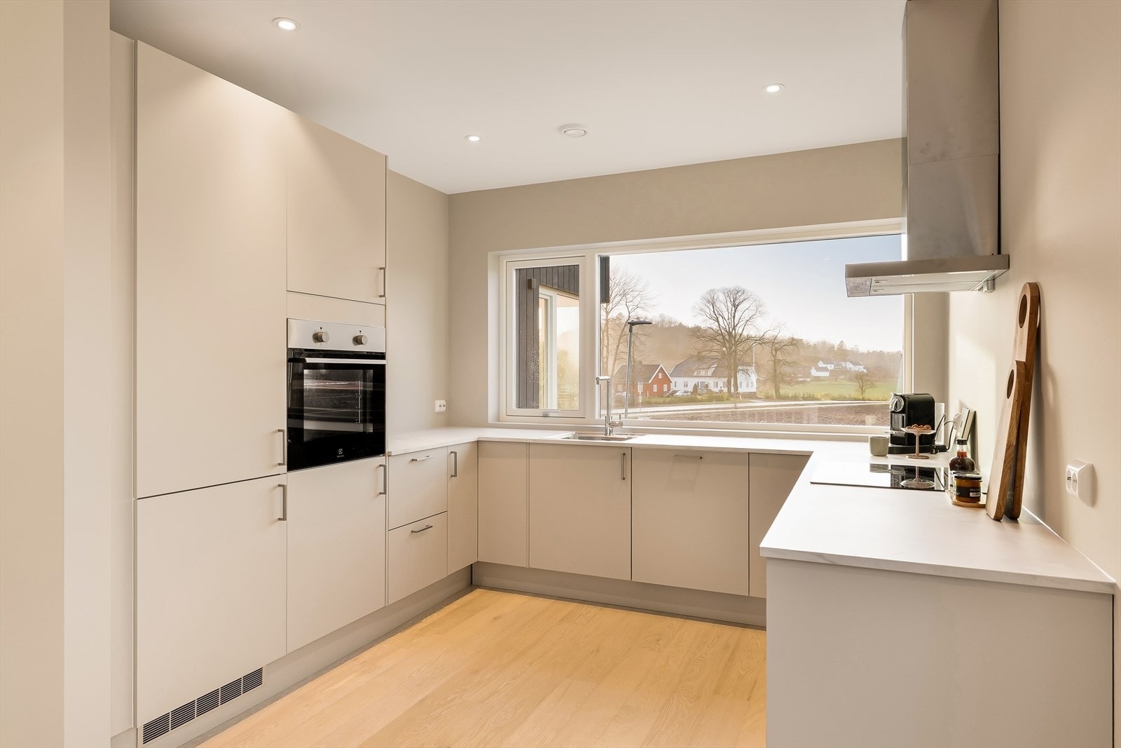 Gode oppbevaringsmuligheter, god benkeplass og varig stil. Galleribilde