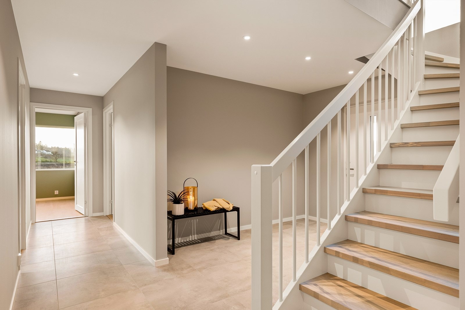 Noe av det fine med denne eneboligen, er den gode romfølelsen når du kommer inn. Her er det plass nok til skyvedørsgarderobe dersom ny eier ønsker det. Galleribilde