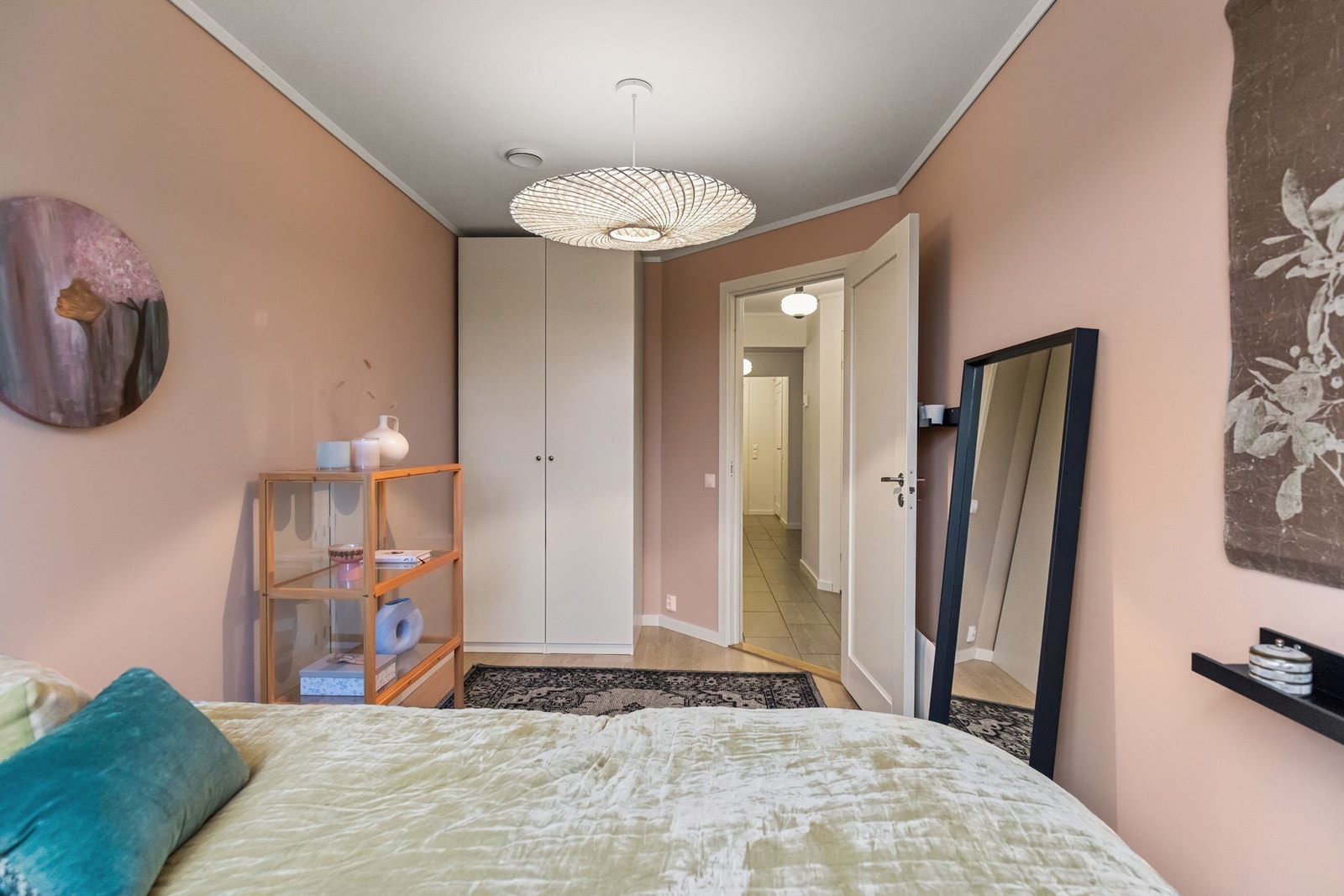 Soverommene har plass til seng og garderobeløsning, Galleribilde