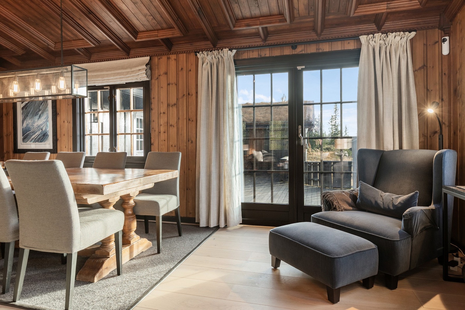 Utgang til stor terrasse på ca 55 kvm. Her kan sola nytes fra tidlig morgen til sen kveld.