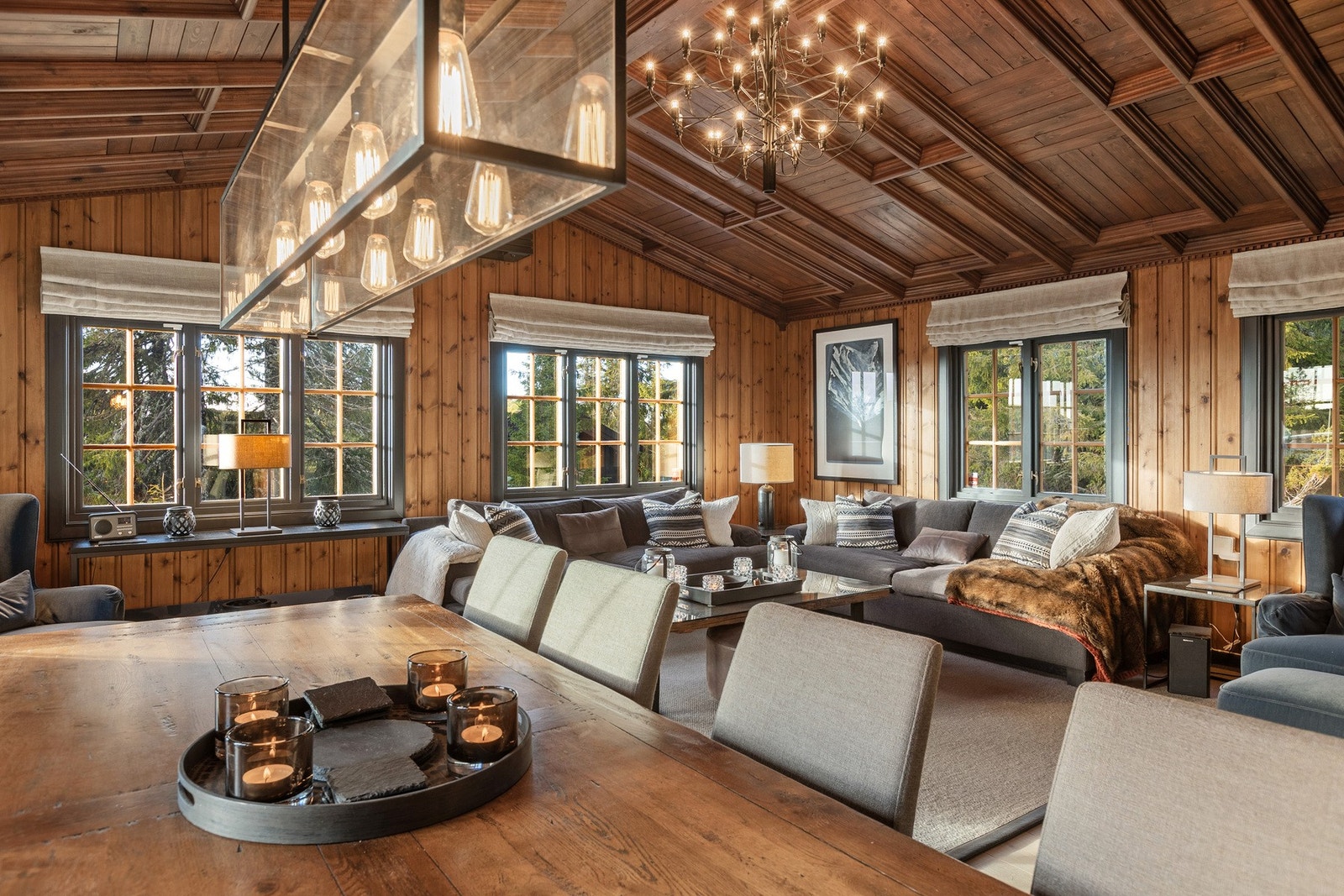 Flere alternative møbleringsmuligheter i rommet. Langbordet har sin naturlige plassering i forhold til kjøkkenet.