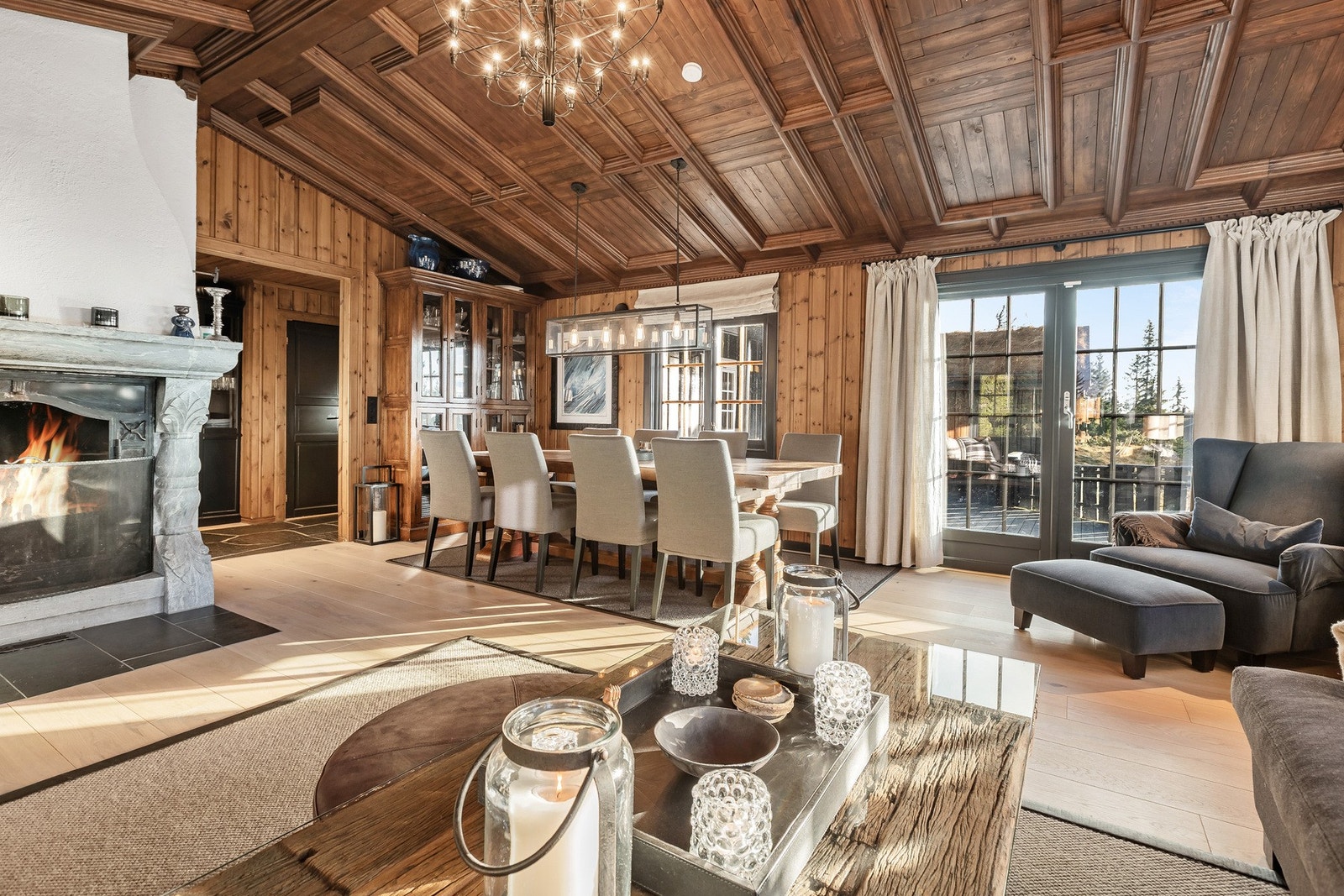 God plass til spisestuemøblement i tillegg til sofagruppe.