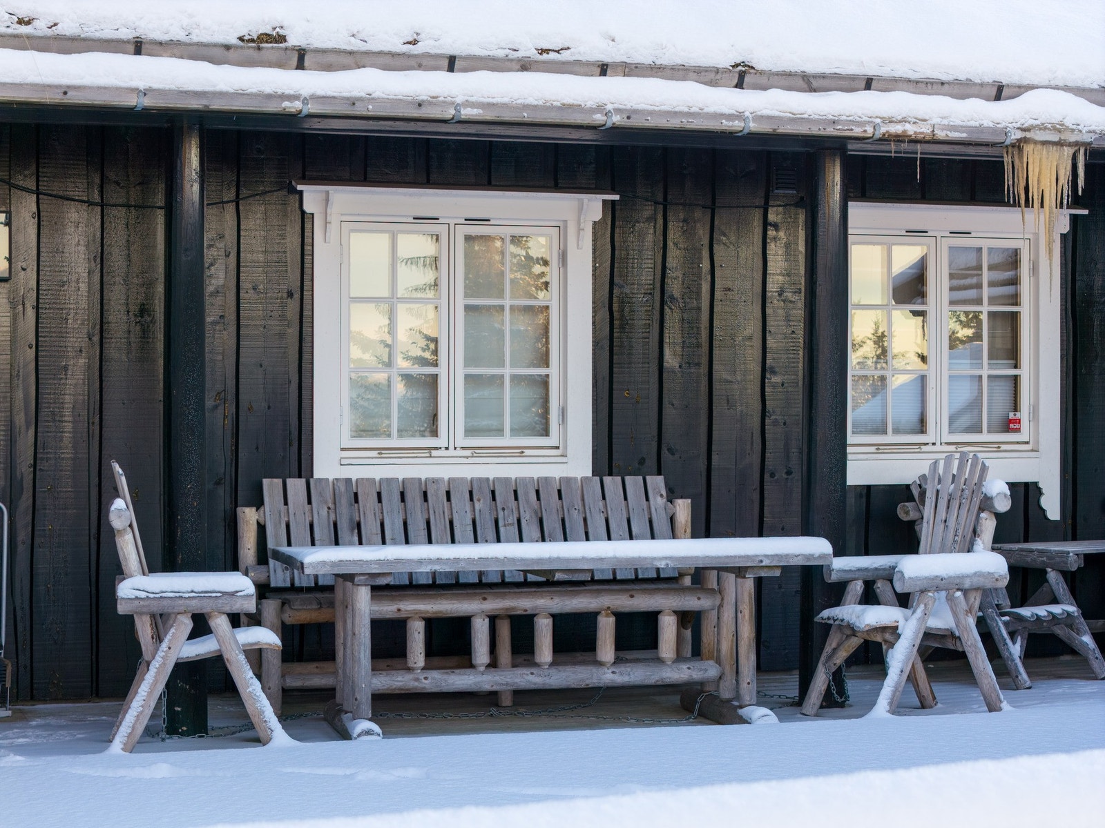 Robust utemøblement medfølger