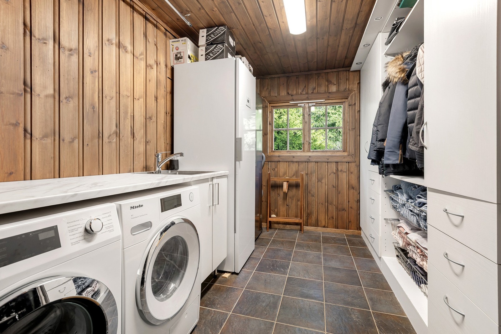 Praktisk vaskerom med Miele vaskemaskin og tørketrommel
