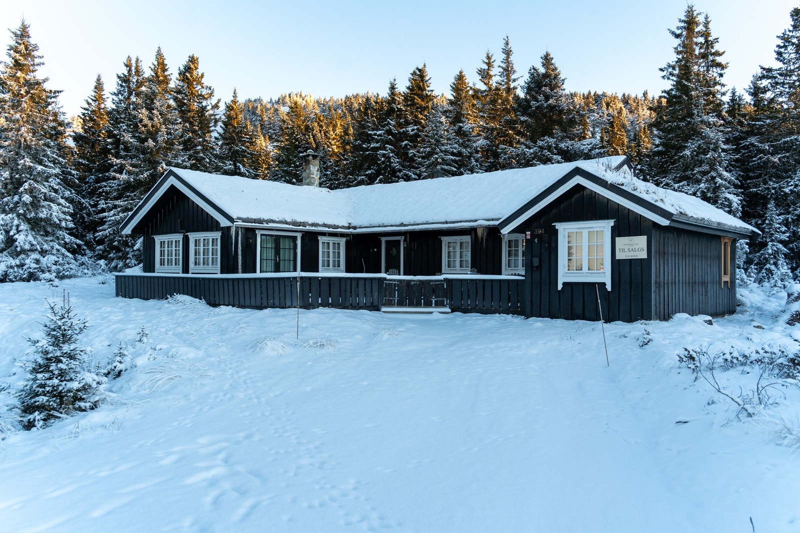 Hytte i vinkel, over ett plan. I tillegg er det et praktisk innredet anneks.