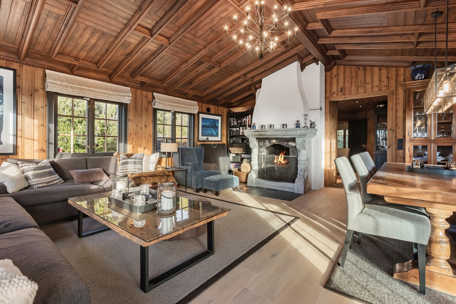 Koselig stue med nytt gulv med eikeparkett. Vegger og himling med behandlet trepanel.