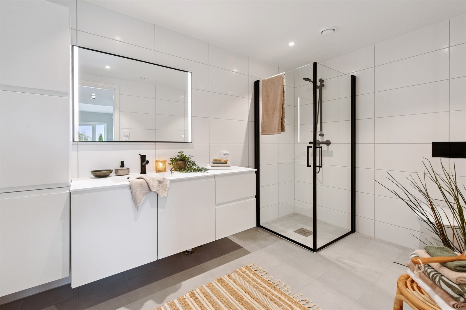 Hovedbadet er romslig og lunt, gulvvarme. Klassisk innredning med skuffer, skap og ekstra høyskap. Stort speil med integrert lys. Opplegg til vaskemaskin. (Plassbygd bad, foto tatt før siste finish) Galleribilde