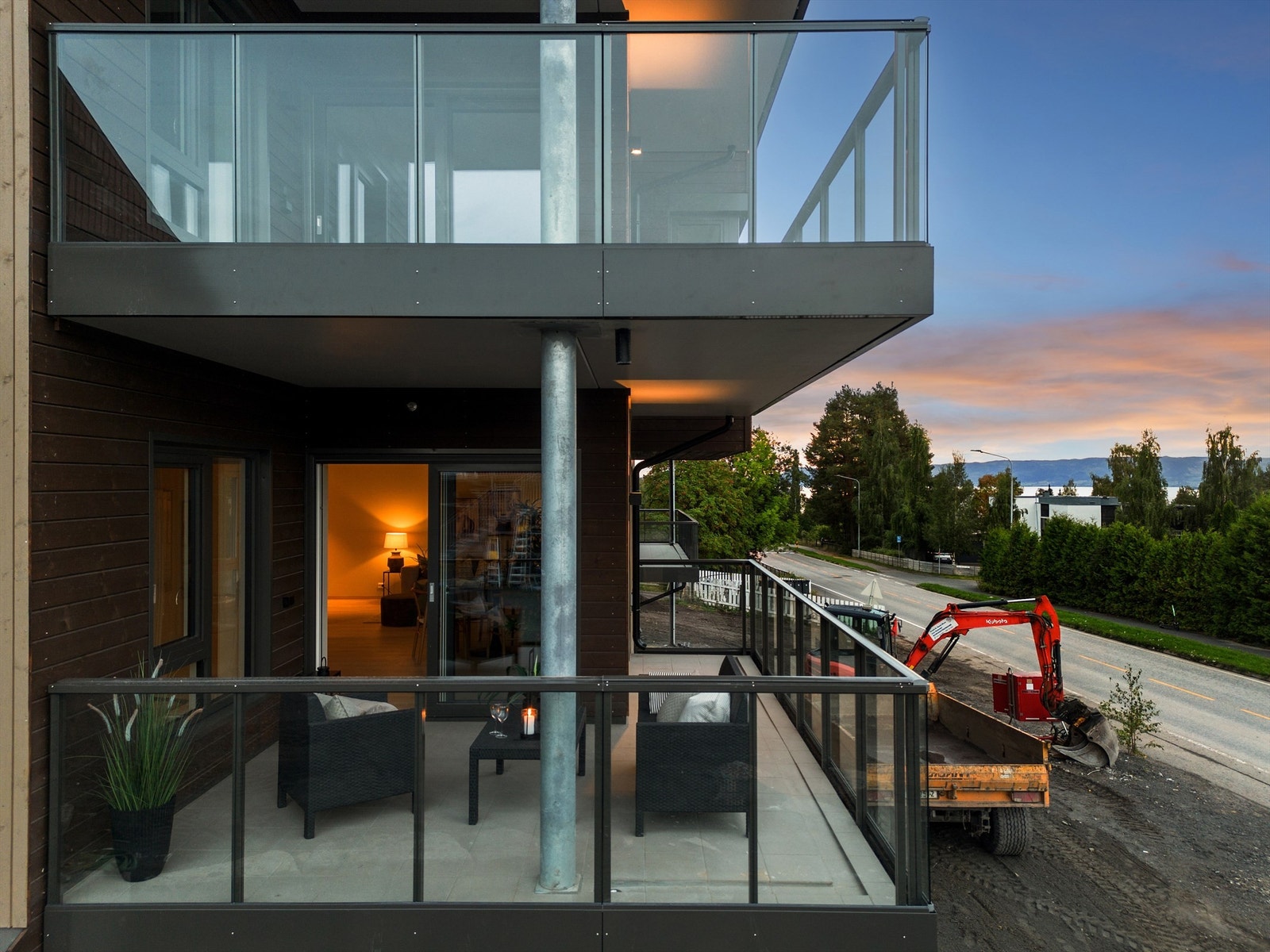 Stor flislagt balkong som blir delvis innglasset, strekker seg rundt hjørnet på bygget slik at man følger sola fra formiddag til sene kveldstimer. Galleribilde