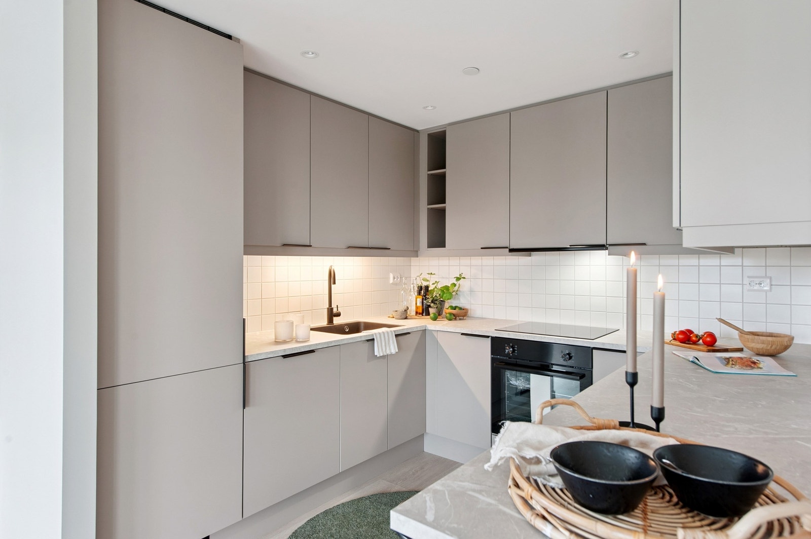 Lekker innredning med delikat fargevalg mot interiøret. Takhøye overskap og integrerte hvitvarer. Galleribilde