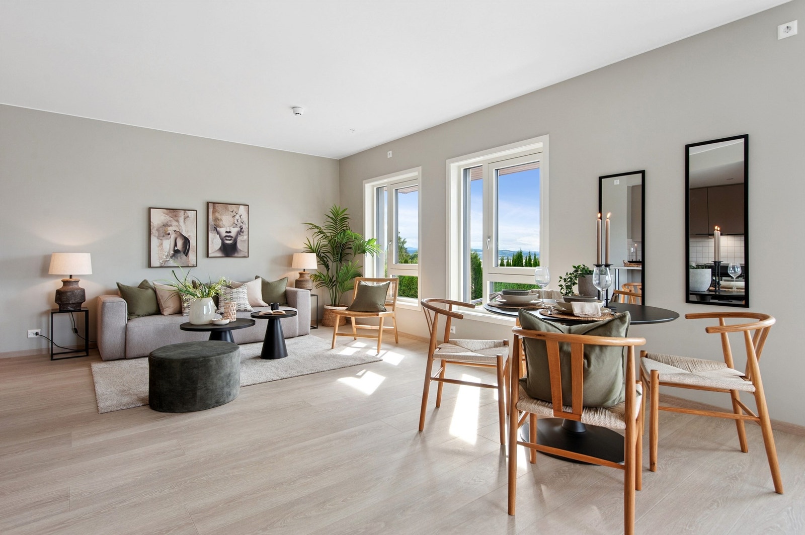 Stueareal med god innfall av dagslys og fritt utsyn med glimt av Mjøsa flere steder. Leiligheten ligger i andre etasje fra vegen som gir ekstra fin luftighet i forbindelse med foranliggende eneboliger. Galleribilde