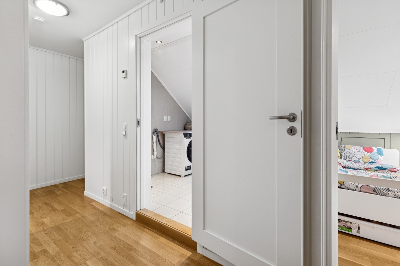 Fra gangen i 2 etasje. er det enkel tilkomst til resten av boligen. Galleribilde