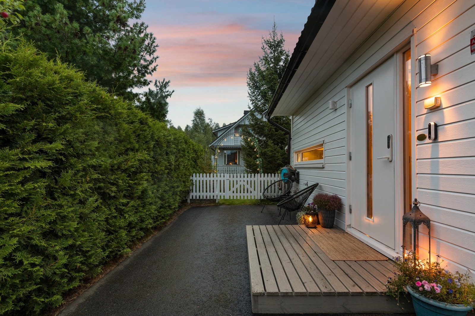 Inngangspartiet er pent opparbeidet og gir en varm og hjemmekoselig velkomst. Galleribilde