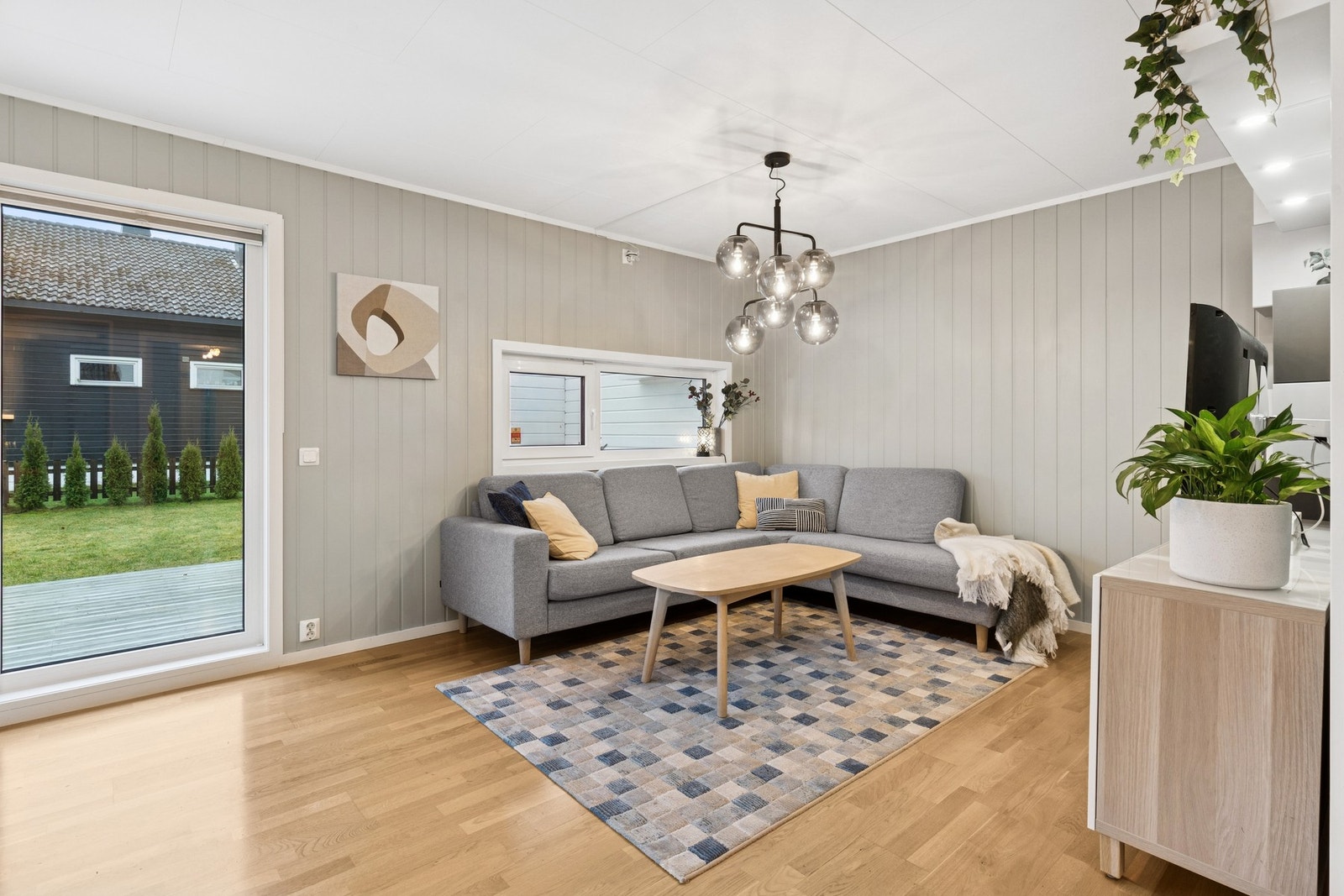 Lys og romslig stue med god plass til både sofagruppe og spisebord. Et trivelig oppholdsrom som innbyr til samvær og hygge. Galleribilde