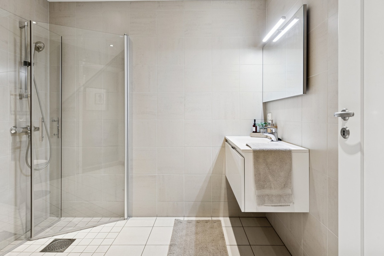 Et innbydende baderom som gir rom for velvære, med plass til å senke skuldrene og starte eller avslutte dagen i rolige omgivelser. Galleribilde