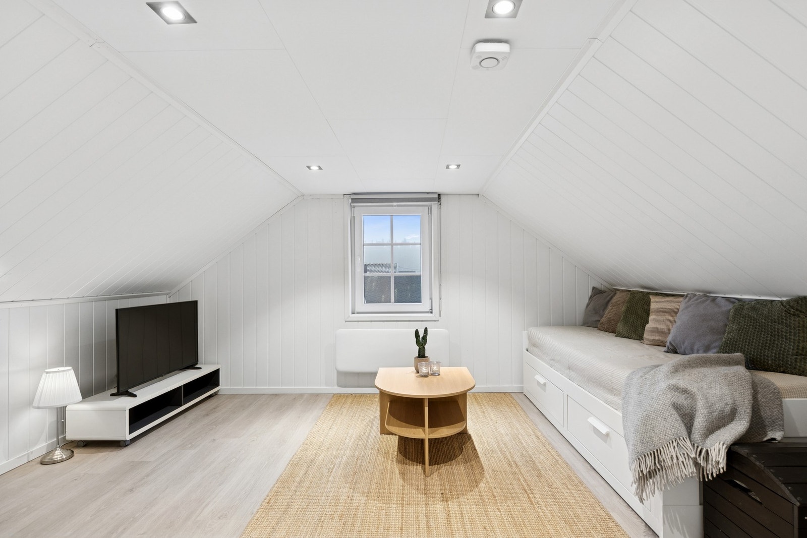 Praktisk garasjeløsning som er på ca . 29m2. Galleribilde