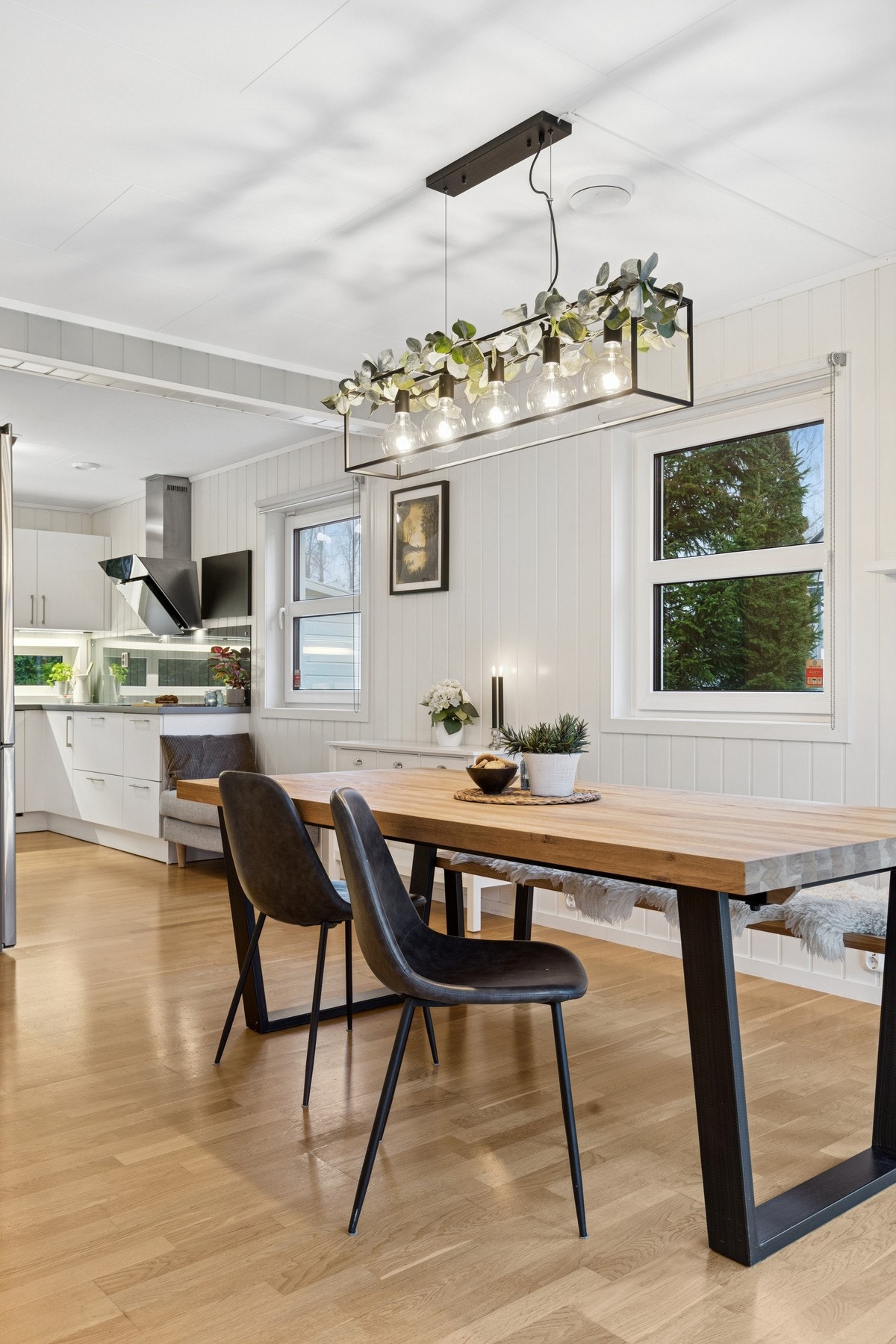 Den åpne og luftige løsningen gir god kontakt med resten av oppholdsrommet og skaper en hyggelig og sosial ramme rundt måltidene. Galleribilde