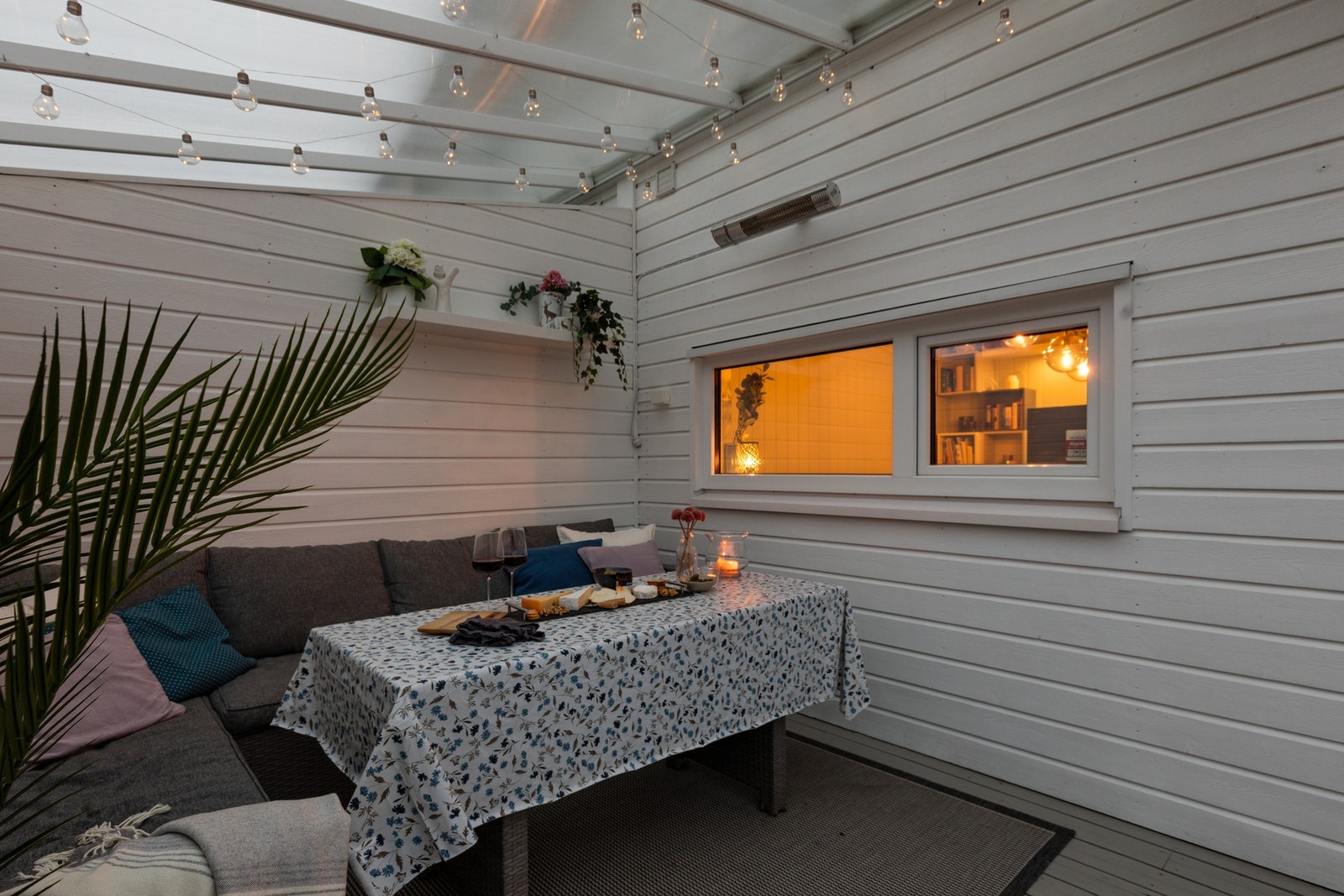 Uteplassen fungerer som en naturlig forlengelse av boligen og gir ekstra rom på sommerhalvåret. Galleribilde