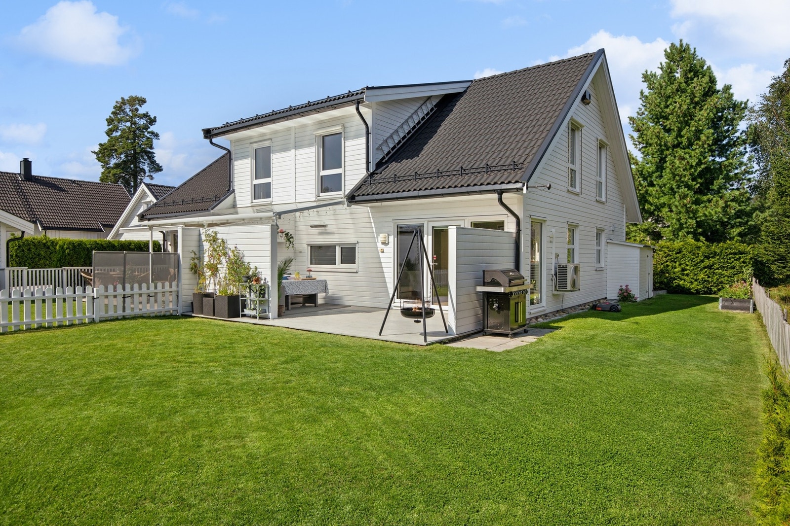 Et hjem som gir et godt førsteinntrykk allerede ved ankomst - her er det lett å se for seg et trygt og trivelig hverdagsliv. Galleribilde