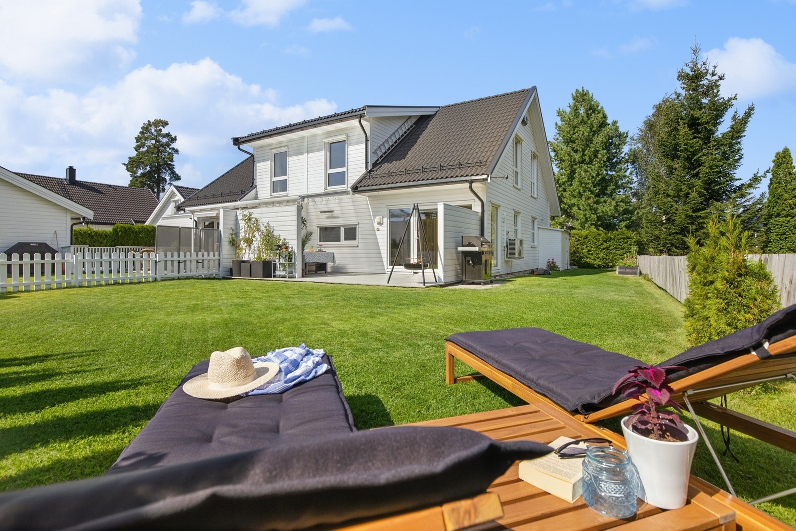 Et trivelig uteområde med god atmosfære som inviterer til lange sommerdager og stemningsfulle kvelder. Galleribilde
