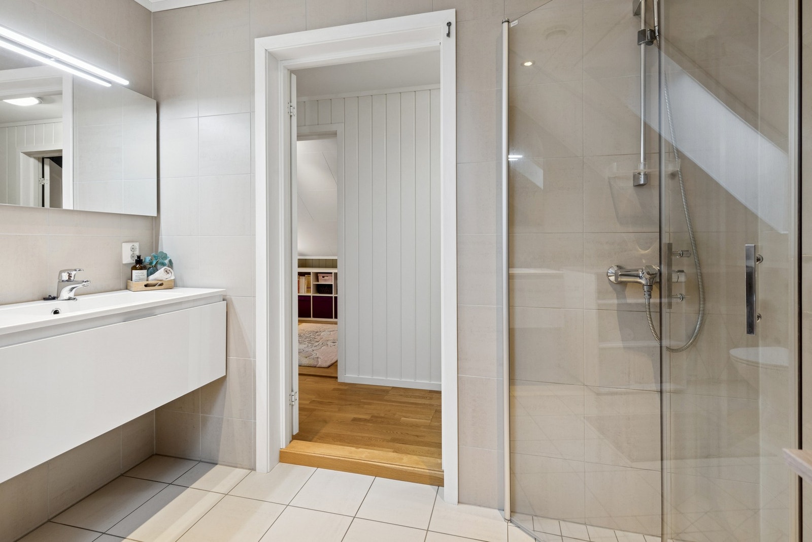 Det ekstra badet gir en betydelig økning i komfort og funksjonalitet i hverdagen. En svært praktisk løsning som gjør boligen ideell for barnefamilier, gjester eller travle morgener. Galleribilde