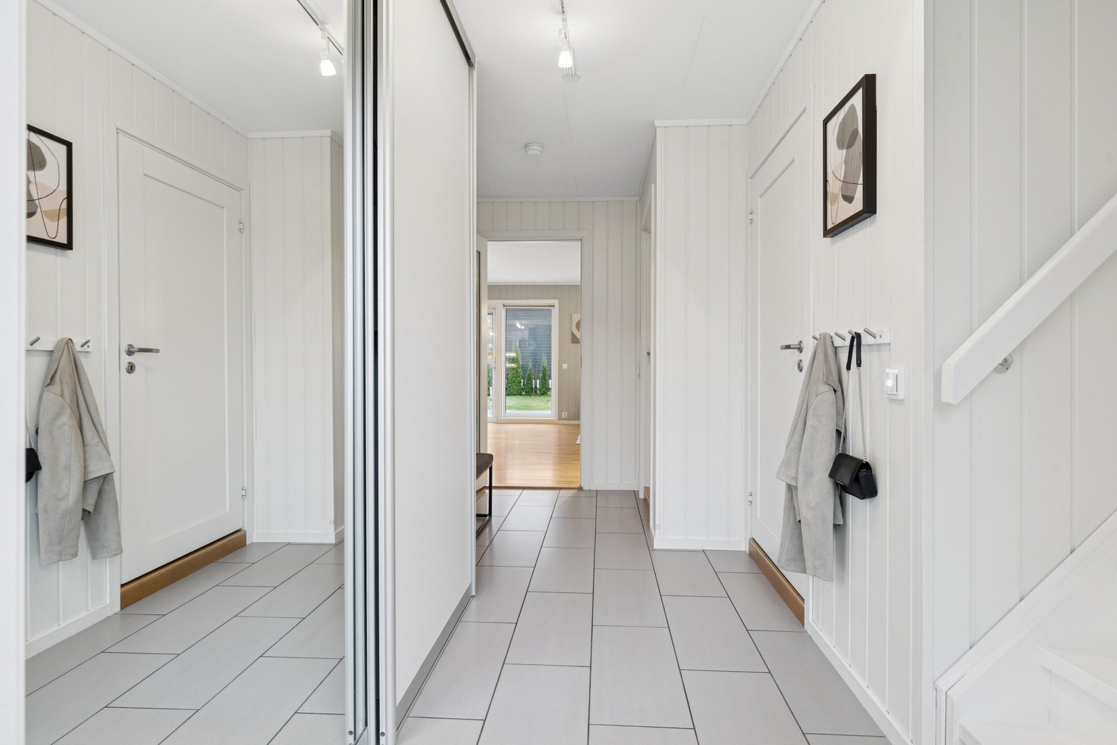 Boligen ønsker deg velkommen i en lys og romslig entré med god plass til yttertøy og sko. Galleribilde