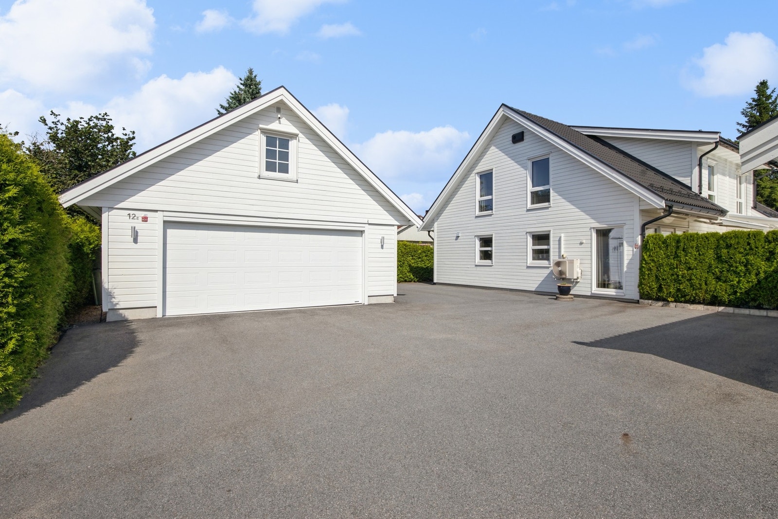 Garasje med loftetasje som gir gode oppbevaringsmuligheter eller ekstra plass til hobby og lagring. Galleribilde