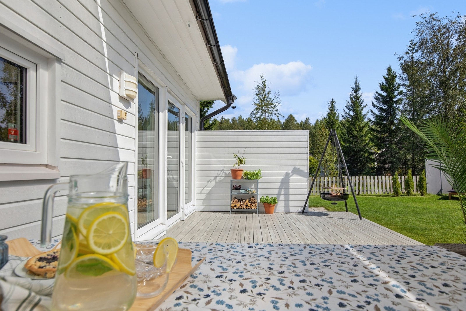 Her kan du nyte solrike dager, grillkvelder og rolige øyeblikk i private og hyggelige omgivelser. Galleribilde