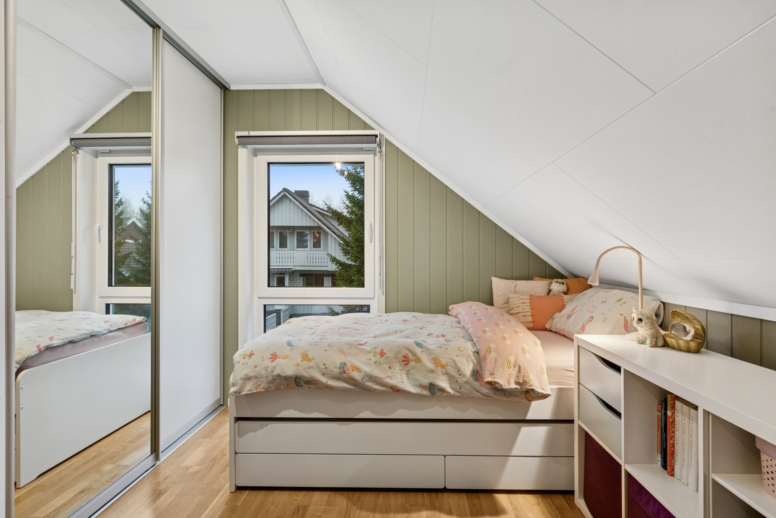 Boligen har tre gode og romslige soverom som gir fleksible bruksmuligheter for hele familien. Galleribilde