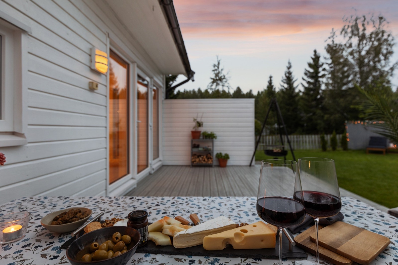 En gjennomført og tiltalende halvpart av tomannsbolig som byr på gode kvaliteter over to etasjer. Galleribilde