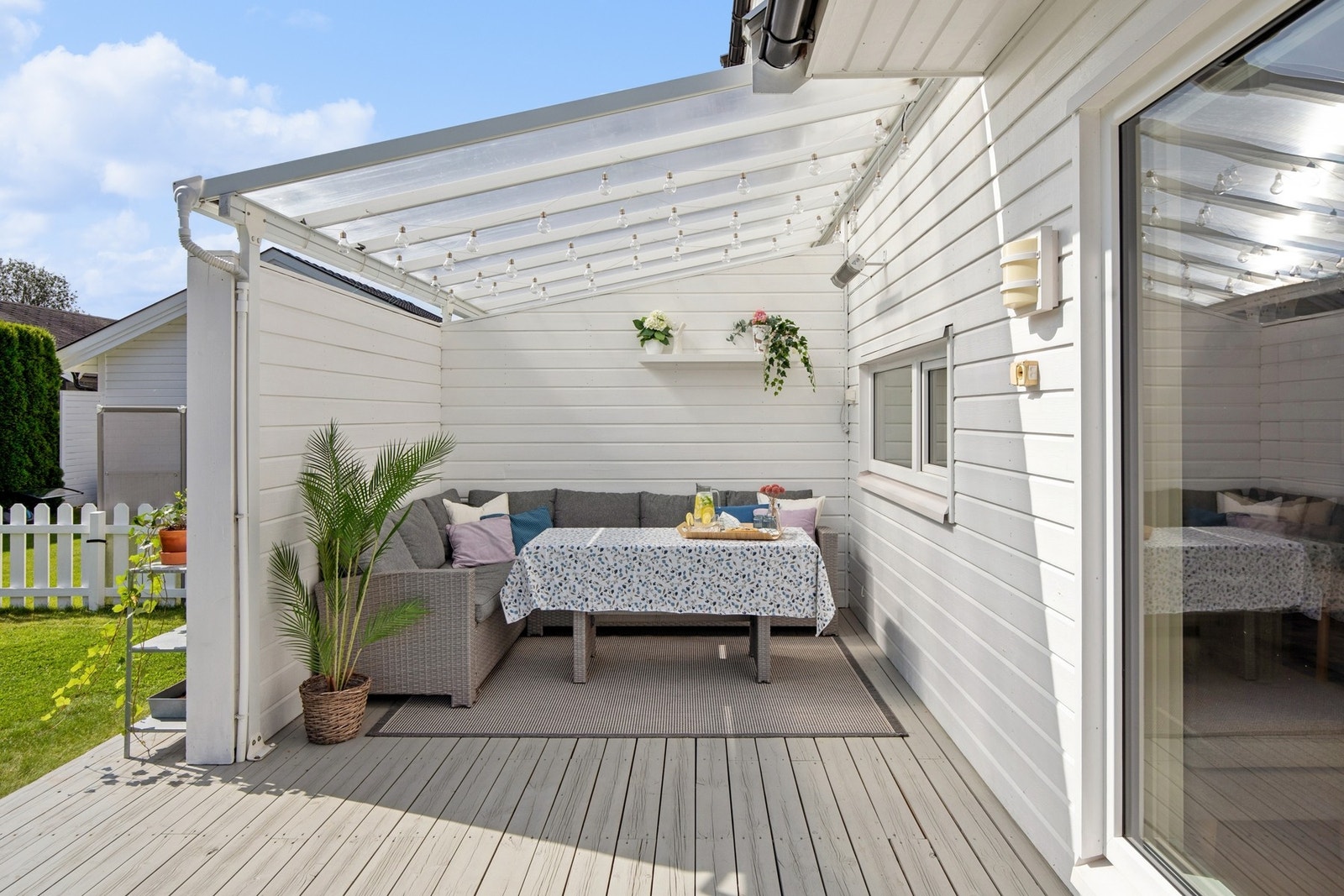 Et nydelig uteområde som virkelig gir boligen det lille ekstra. Pent opparbeidet og med lune soner som inviterer til avslapning, lek og sosiale sammenkomster. Galleribilde