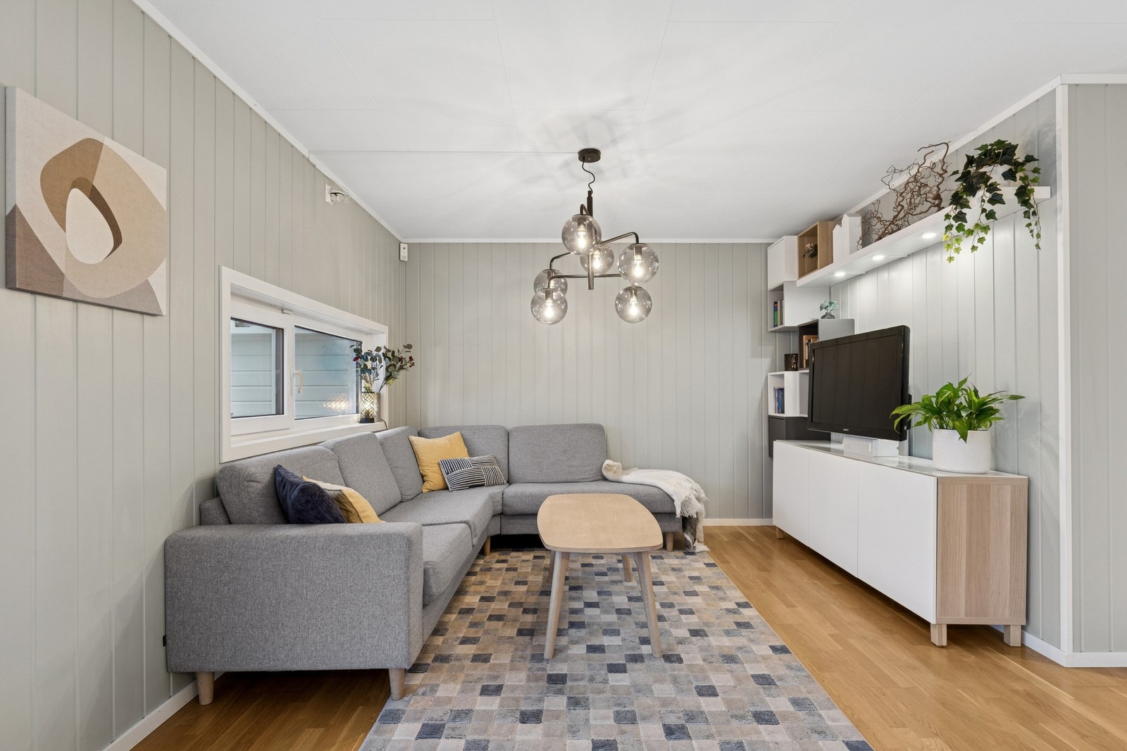 Innbydende stue med naturlig lysinnslipp. Galleribilde