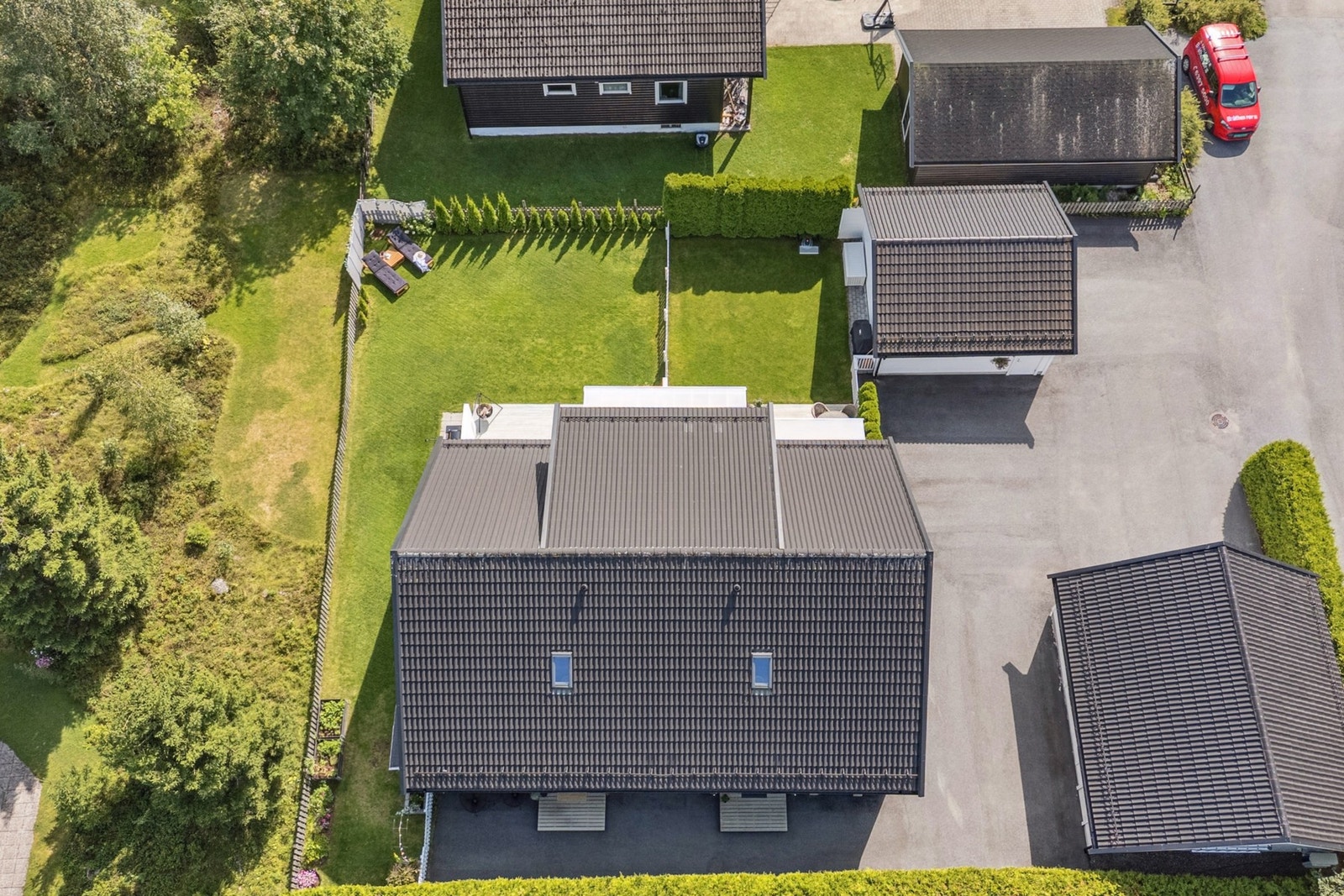 En gjennomført og trivelig bolig som passer perfekt for barnefamilier, par eller deg som ønsker en lettstelt bolig med god plass både inne og ute Galleribilde