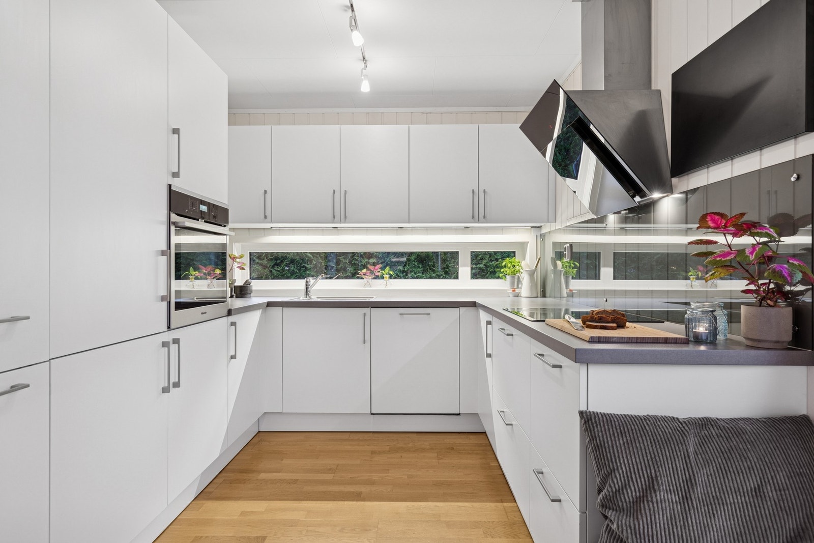 Funksjonelt og trivelig kjøkken med gode arbeidsflater og praktiske oppbevaringsløsninger. Galleribilde