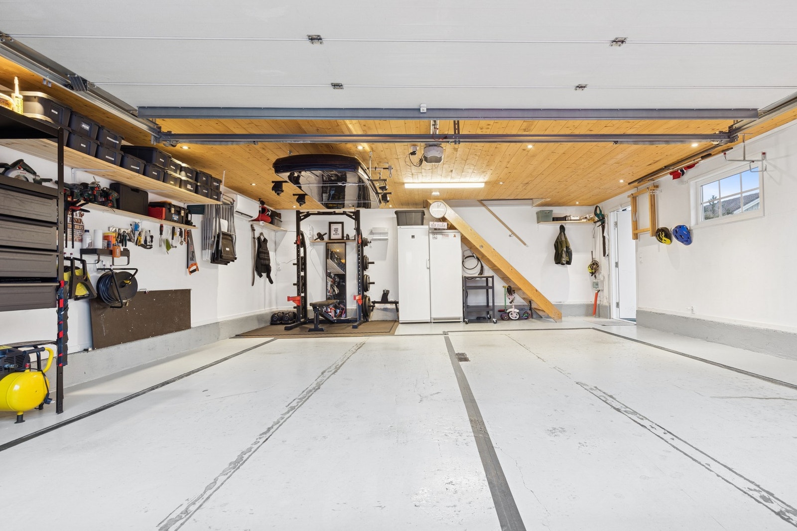 Med dobbelgarasje får du ekstra fleksibilitet - enten du ønsker parkering for to biler, eller én bil kombinert med god lagringsplass eller hobbyområde. Galleribilde