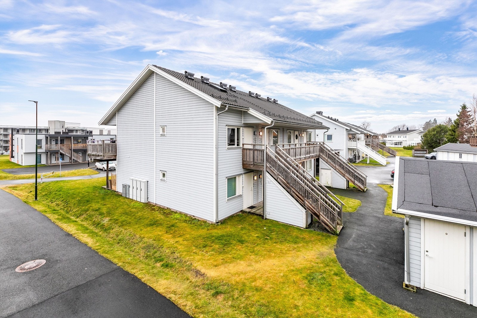 Leiligheten inngår i Vårlitunet Boligsameie som består av totalt 66 boligseksjoner. Galleribilde