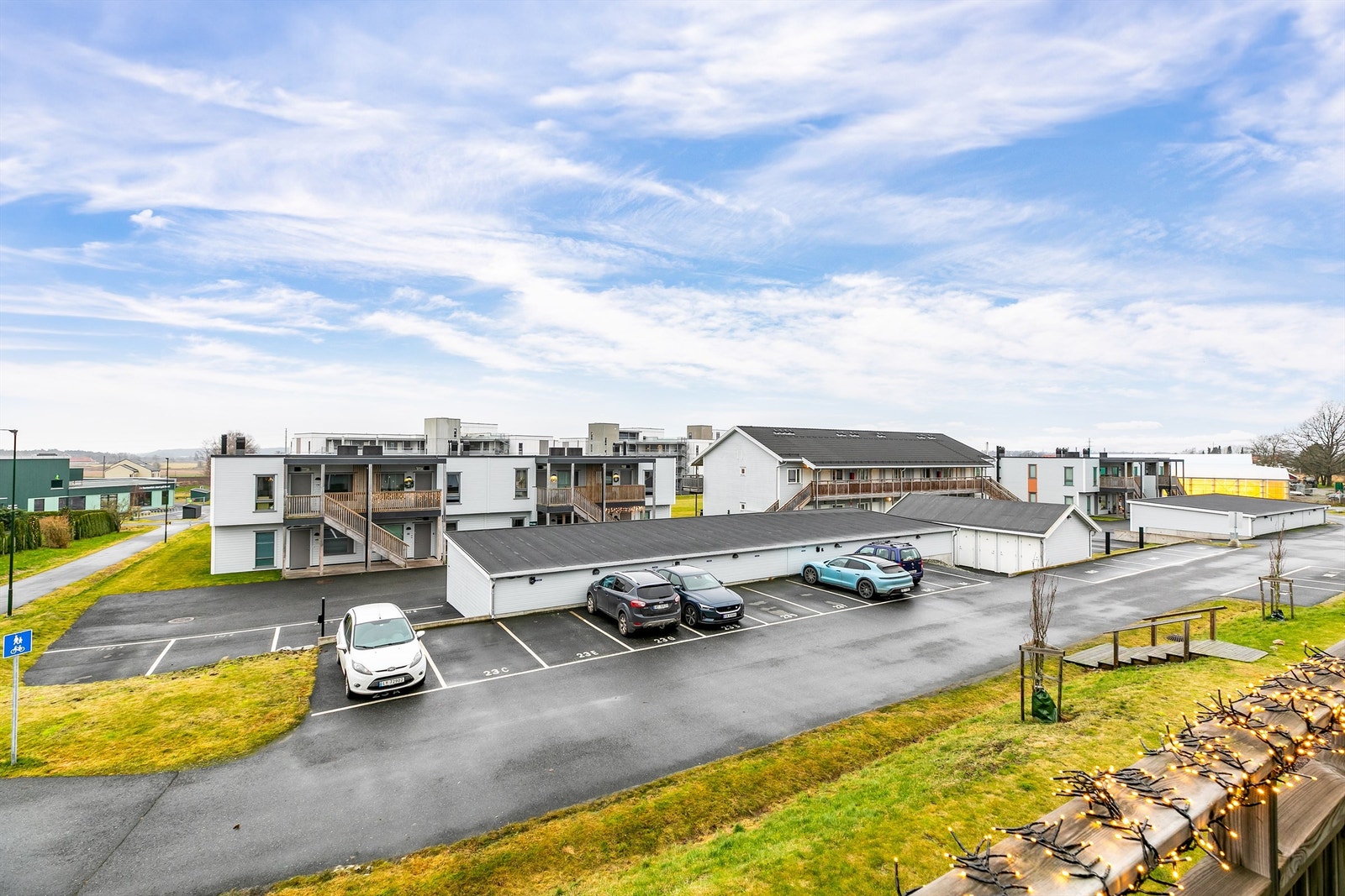 Ingen motstående bebyggelse rett foran innebærer at leiligheten er lite eksponert for innsyn. Fotograf; Børge Oppegård. Galleribilde