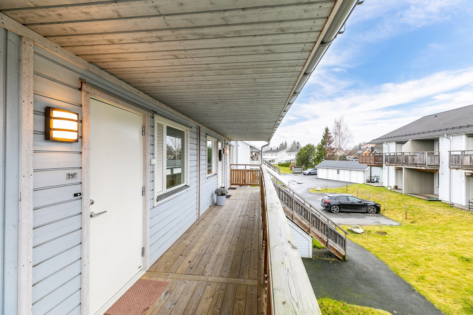 Inngangspartiet er overbygget og godt skjermet mot nedbør. Galleribilde