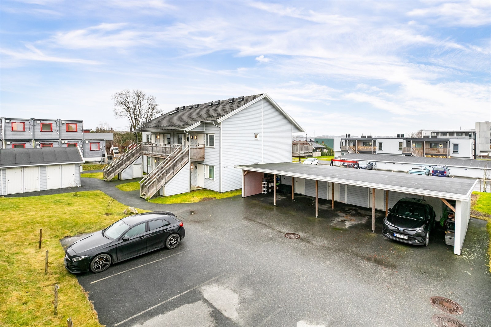 Leiligheten disponerer både bod på bakkeplan og fast biloppstillingsplass merket 23F. Galleribilde