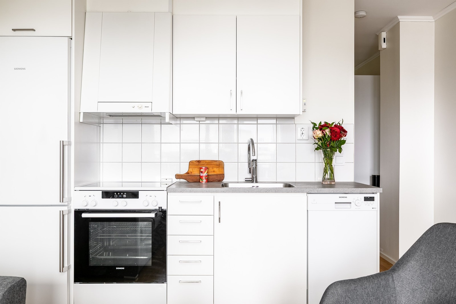 Kjøkkenet er montert langs stuens bakvegg slik at du får fullt utbytte av gulvflaten. Galleribilde