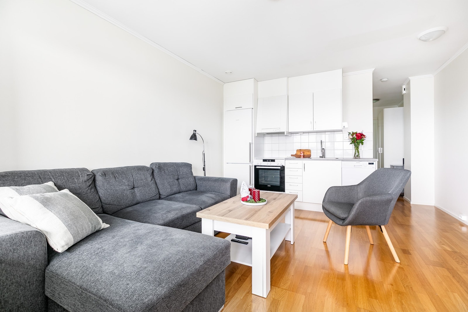 Romløsningen er meget effektiv; stuen og kjøkkenet samlet i åpen løsning. Galleribilde