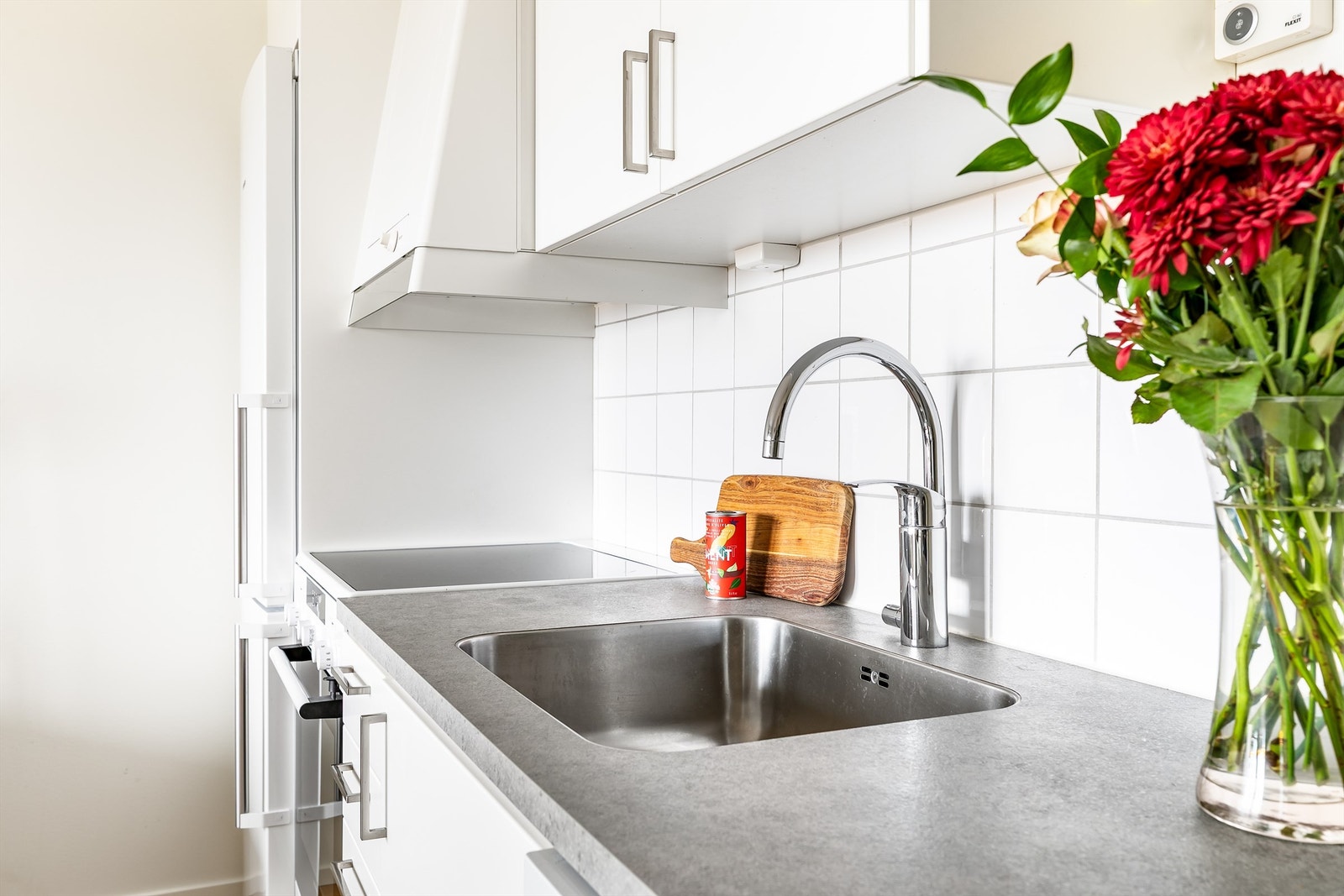 Av hvitevarer på kjøkkenet medfølger komfyr, oppvaskmaskin og kjøleskap. Galleribilde