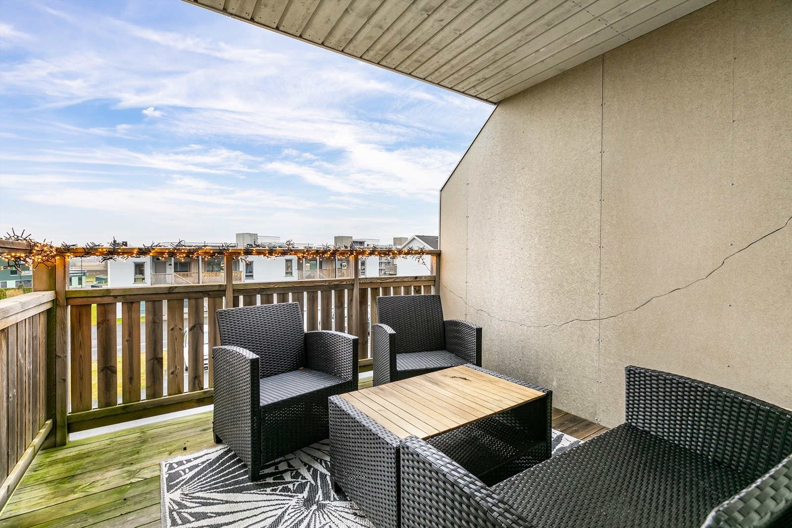 Lunende levegger og tak gjør det mulig å sitte ute selv om været ikke er på sitt aller beste. Galleribilde