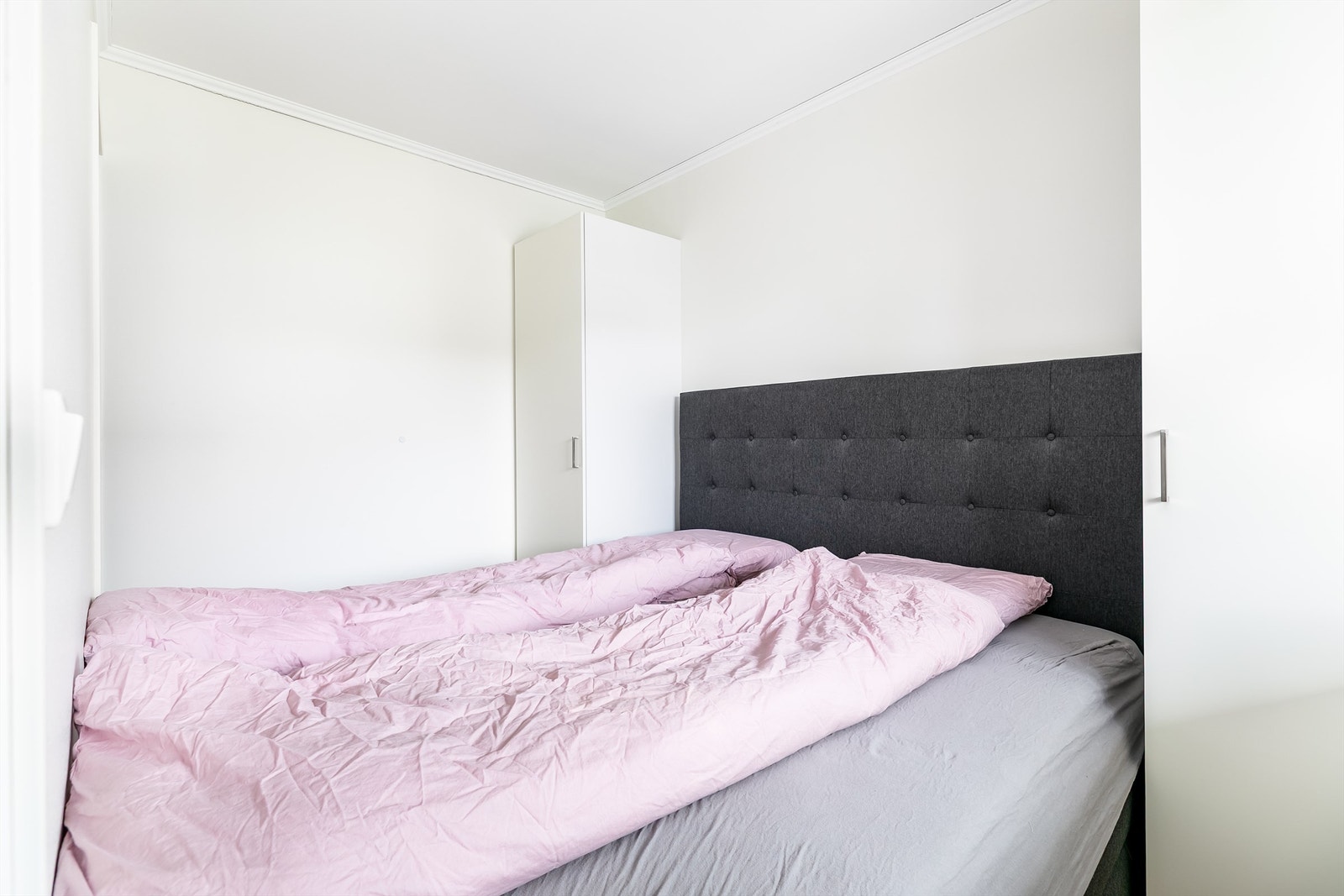 Garderobeskap medfølger både i soverommet og i gangen utenfor. Galleribilde