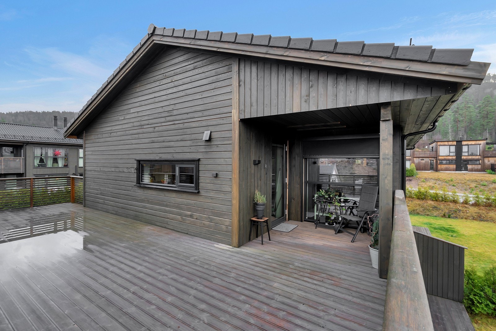 Balkongen har god plass til utemøbler Galleribilde