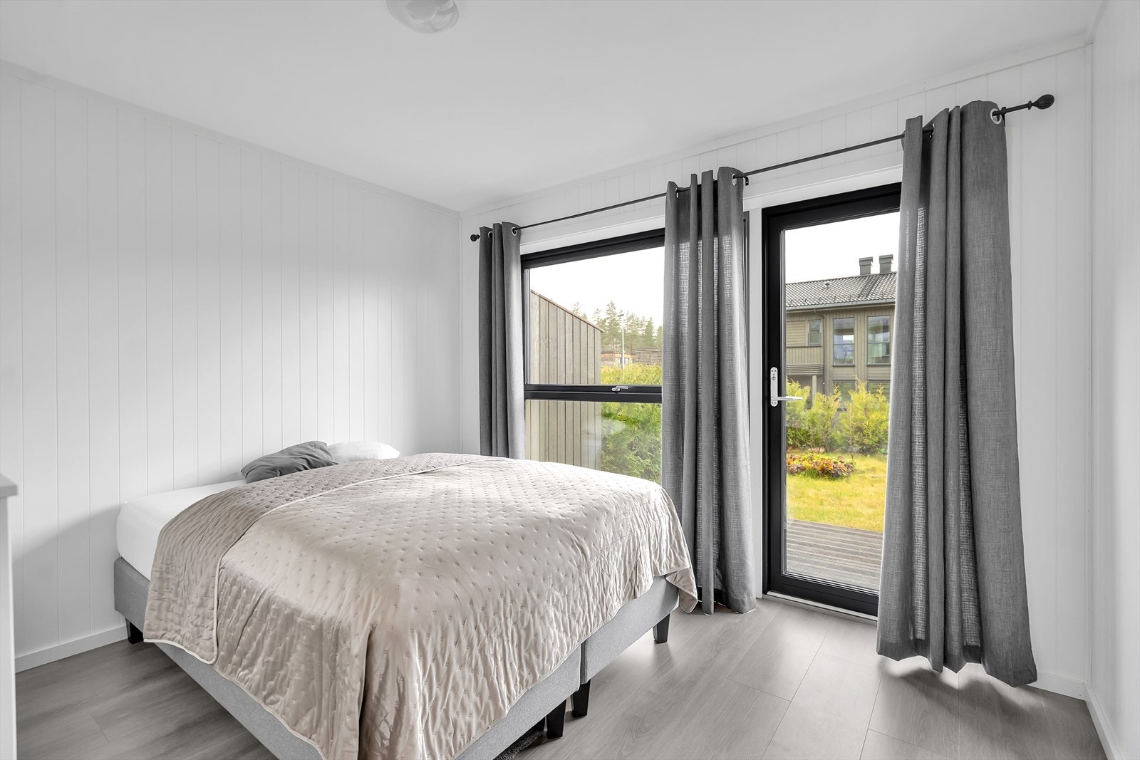 Soverom 1 i 1.etg, m/utgang til terrasse Galleribilde