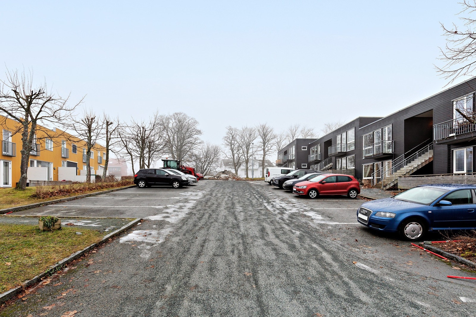 Parkering gjøres på sameiets oppstillingsplass like utenfor. Galleribilde