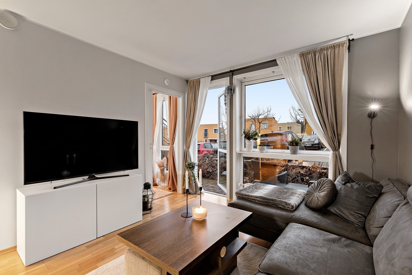 Fra stuen er det utgang til det steinlagte uteområde. Galleribilde