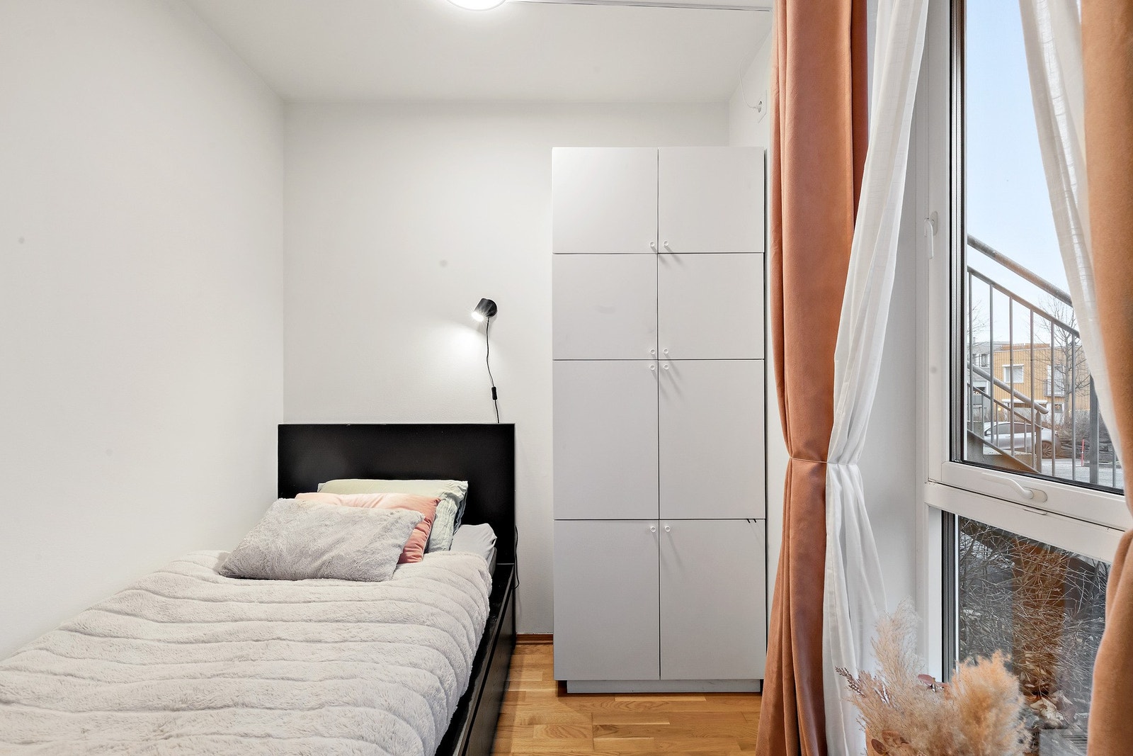 Sovealkoven måler 4 kvm. Rommet ble malt opp ila. senhøsten 2025. Galleribilde