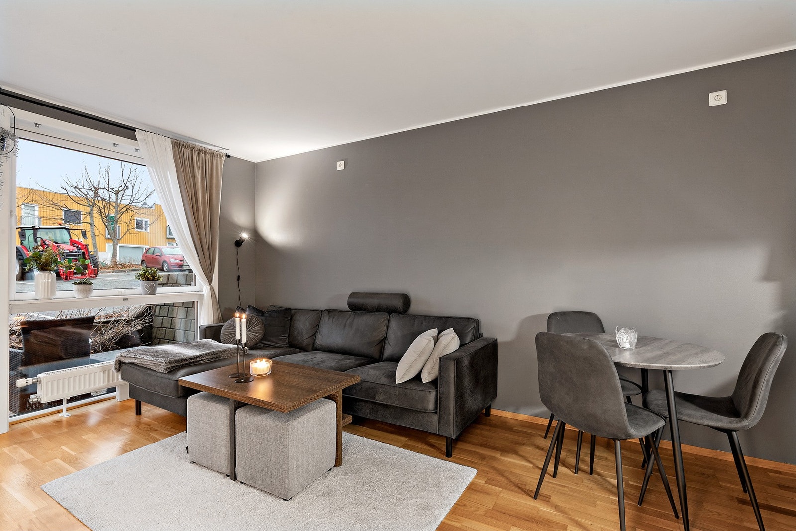 Den effektive planløsningen gir plass nok til både sofagruppe og spiseseksjon. Galleribilde