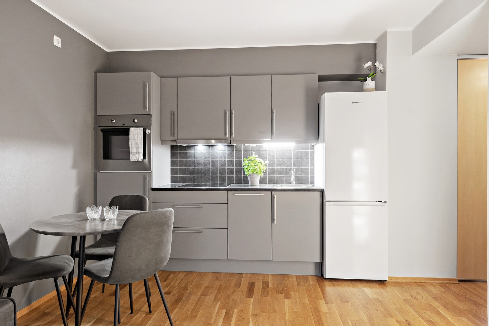 Kjøkken med integrerte hvitevarer som stekeovn, platetopp og oppvaskmaskin. Godt med plass til oppbevaring i skuffer og skap. Galleribilde